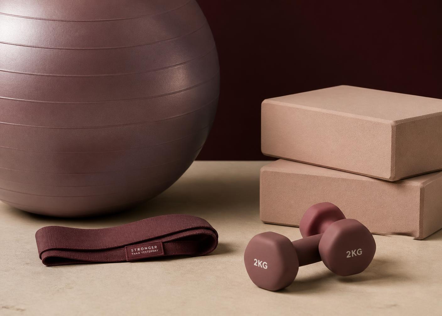 Akcesoria wykorzystywane na szkoleniu SCULPT: piłka Pilates, mini band, kostki do jogi i hantle